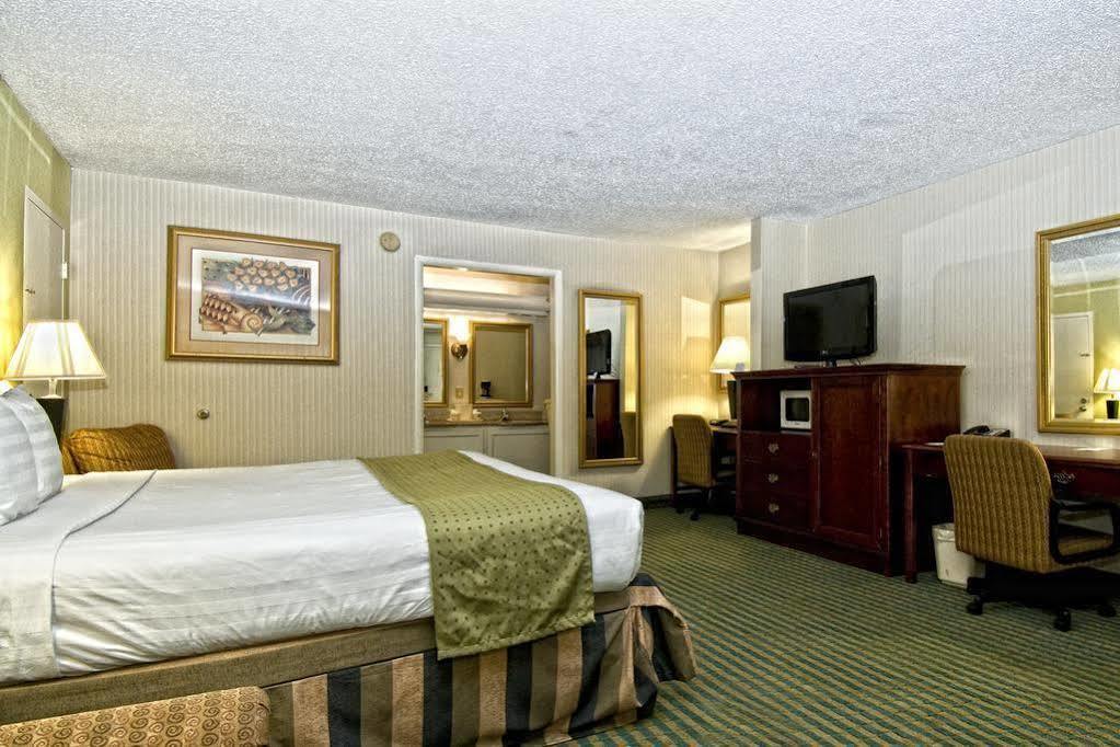 Clarion Inn Fredericksburg Exterior photo